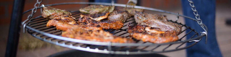 Grillparty mit Rinder Steak und Schweinefleisch auf dem Grillrost, web background