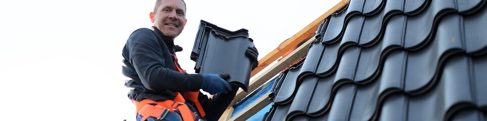 Nach der Gesellenprüfung im Dachdecker Handwerk: Dachdecker Arbeit Dachdecken Dachziegel,...