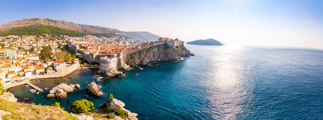 Vue du fort Lovrijenac à la vieille ville de Dubrovnik en Croatie à la lumière du coucher du soleil