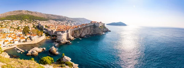 Cercles muraux Europe méditerranéenne Vue du fort Lovrijenac à la vieille ville de Dubrovnik en Croatie à la lumière du coucher du soleil