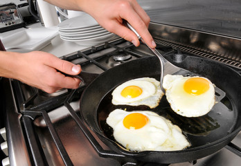 MAN FRYING EGGS