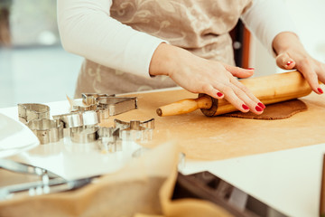 Obraz premium Woman rolls the dough made of gingerbread