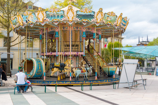 Carrusel en la plaza
