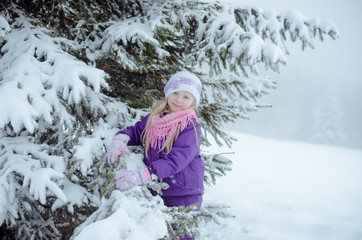 Fototapeta na wymiar child in winter forest