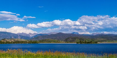 Naklejka premium Grand Lake and the Rockies. Tourist summer vacation in Colorado, USA