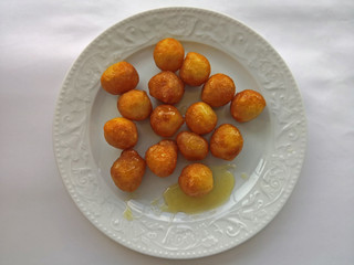 Beyaz tabakta lokma tatlısı 