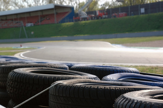 motorsport barriere aus reifen safer barriers rennstrecke kurve