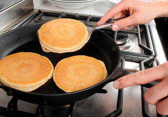 COOKING PANCAKES OR HOTCAKES