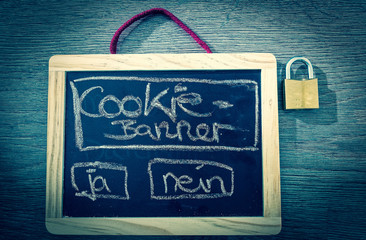 Tafel mit Aufschrift Cookie Banner und Vorhängeschloss