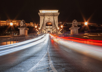 Kettenbrücke in Budapest - ein Wahrzeichen in der Hauptstadt von Ungarn bei Nacht mit Beleuchtung