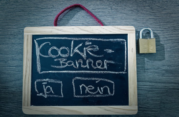 Tafel mit Aufschrift Cookie Banner und Vorhängeschloss
