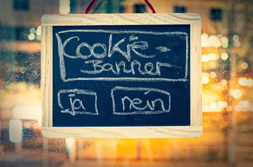 Tafel mit Aufschrift Cookie Banner und Vorhängeschloss