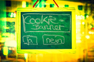 Tafel mit Aufschrift Cookie Banner und Vorhängeschloss