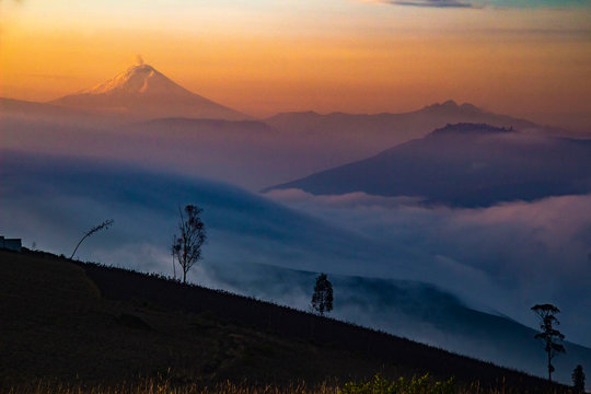 Meravigliosa alba in Machinguì, con vista dei vulcani Cayambe, Cotopaxi e Pichincha. Ecuador
