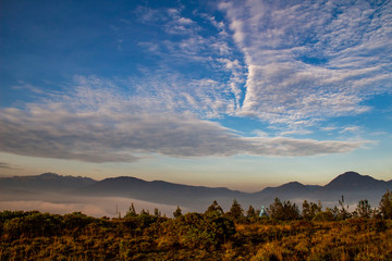 Naklejka premium Meravigliosa alba in Machinguì, con vista dei vulcani Cayambe, Cotopaxi e Pichincha. Ecuador