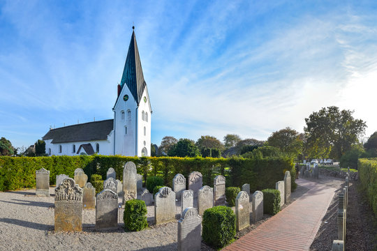 alte Kapit&auml;nsgr&auml;ber und Kirche in Nebel / Amrum