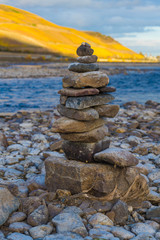 Turm aus Steinen am Rhein bei Bingen Niedrigwasser im November 2018