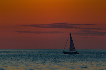 Fototapeta premium Sailing into the Sunset on Lake Ontario