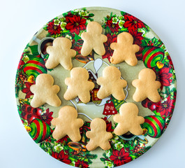 Galletas artesanales de navidad con forma de renos y duendes sobre una bandeja decorativa