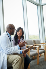 Obraz premium Doctor talking to woman in medical office