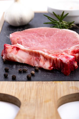 Cotoletta di maiale su tagliere