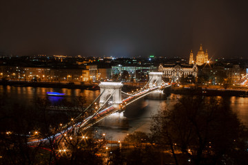 Fototapeta na wymiar Die Kettenbrücke in Budapest beleuchtet bei Nacht