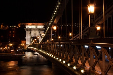 Fototapeta na wymiar Architektur bei Nacht. Die Kettenbrücke über die Donau beleuchtet in Budapest, der Hauptstadt von Ungarn, Osteuropa