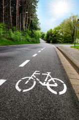 Fahrradweg Radweg Radspur auf leerer Straße mit Gegenlicht