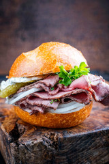 Traditionelle bayrische Brotzzeit Semmel mit Rostbraten Aufschnitt und Remoulade  abgeboten als...