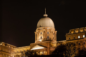 Obraz premium die Kuppel vom Burgpalast auf dem Burgberg in Budapest, der Hauptstadt von Ungarn, Osteuropa