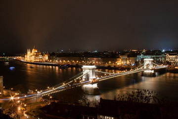 Stadtpanorama - Skyline von Budapest. Im Vordergrund die Kettenbrücke über die Donau, im Hintergrund das Parlament