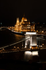 Fototapeta na wymiar Skyline von Budapest im Vordergrund die Kettenbrücke über die Donau, im Hintergrund das Parlamentsgebäude