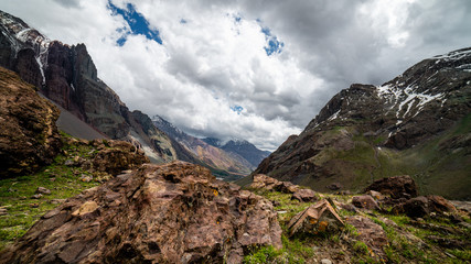 Montaña con nubes. Paisaje montaña. Cordillera. 