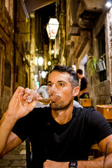 Mann trinkt Wein in der Altstadt von Dubrovnik