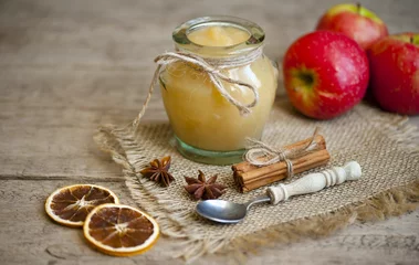 Tragetasche Alter Holztisch mit frisch zubereitetem Apfelmus (Tiefenschärfe  Nahaufnahme) © Inna