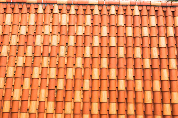 Dachziegel mit auf einem alten mediterranen Dach