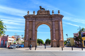 Fototapeta na wymiar Arco Triunfal Leon Guanajuato