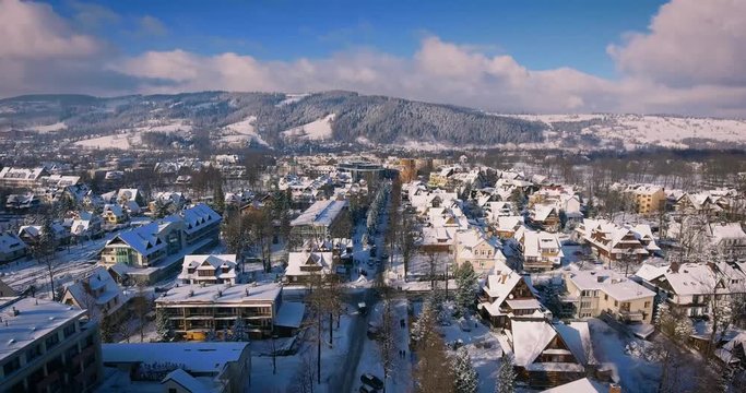 Zakopane widok z drona na ulice.