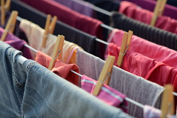 Schöner Gruß: hölzerne Wäscheklammern und Wäscheständer mit rosa roter Wäsche