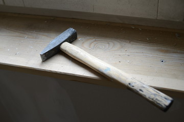 alter Hammer isoliert auf Holzfensterbank, Werkzeug Banner oder Hintergrundbild für Handwerker