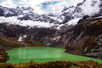 La Laguna Amarilla, all'interno del vulcano El Altar, Ecuador