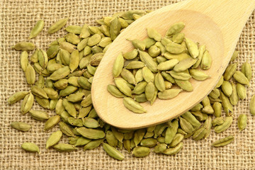 A spoon of green cardamom spice