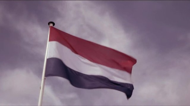 Flag of The Netherlands (Holland) Waving in the Wind | 4K - VINTAGE STYLE - 8MM FILM MAGENTA FILMLOOK - PROJECTOR
