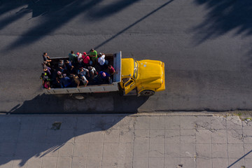 Sobre el camión hay muchos trabajadores.