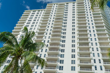 Fototapeta na wymiar Miami Beach High Rise Condominium