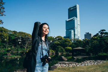 Naklejka premium traveler carrying camera standing outdoor