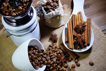 Obraz na płótnie Canvas Aromatic coffee in beans and spices