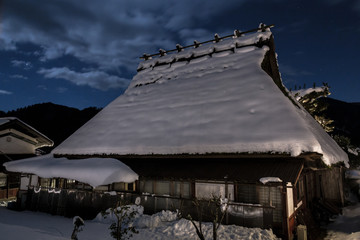 雪の茅葺屋根