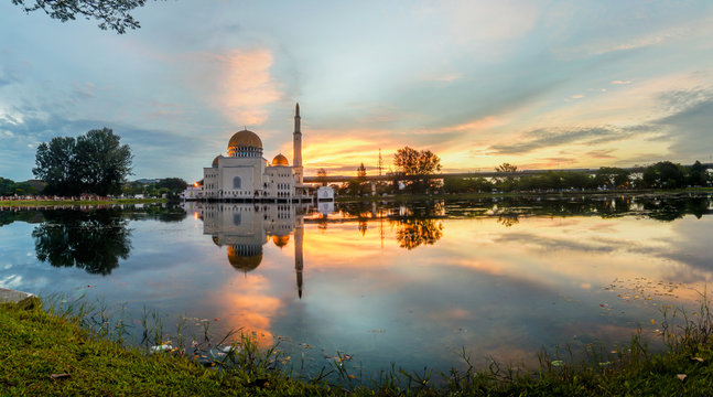 Lakeside mosque sunrise 