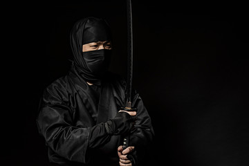 刀を持つニンジャ